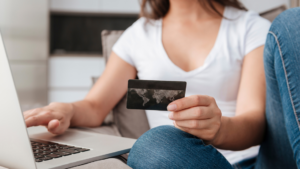 Frau mit Kreditkarte