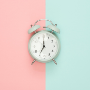 Uhr auf Türkis und Rosa Hintergrund